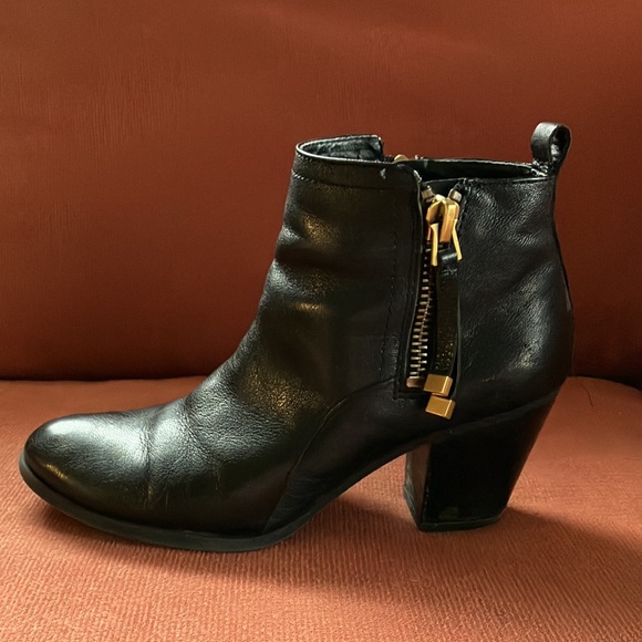 Black leather boots with gold zipper detail - Picture 5 of 6